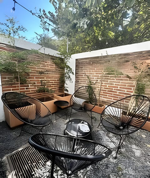 On site,Seating area,Coffee / tea facilities,Area and facilities,Day,Time of day,Natural landscape,Patio,Living Room,Location,View(from property / room),Garden view