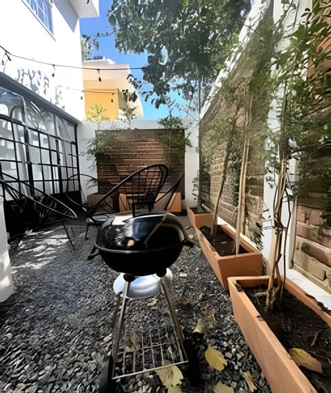 On site,Seating area,Coffee / tea facilities,Area and facilities,Day,Time of day,Natural landscape,Patio,Living Room,Location,View(from property / room),Garden view