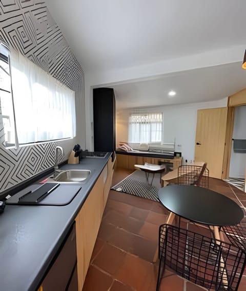 On site,Off site,Seating area,Coffee / tea facilities,Area and facilities,Kitchen or kitchenette,Dining area,Living Room,Location,View(from property / room)