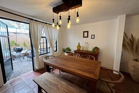 On site,Seating area,Coffee / tea facilities,Area and facilities,Dining area,Decorative detail,Location,View(from property / room)