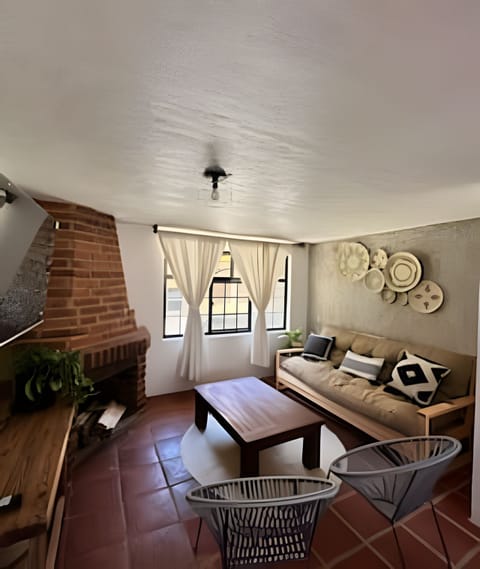 On site,Seating area,Coffee / tea facilities,Area and facilities,Decorative detail,Living Room,TV and multimedia,Location,View(from property / room)