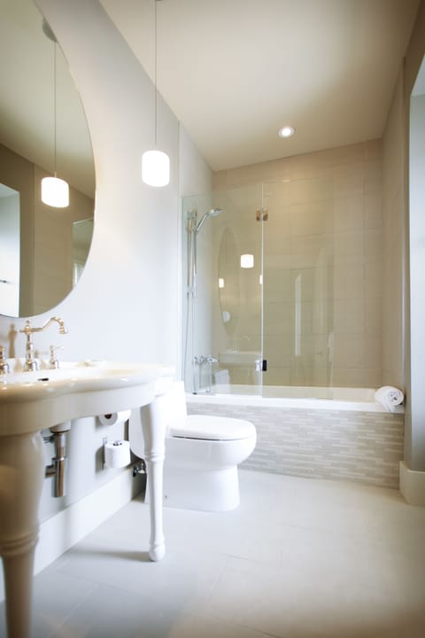 Standard Room, 1 Double Bed, Private Bathroom | Bathroom | Designer toiletries, hair dryer, bathrobes, towels