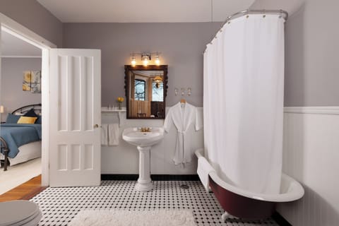 City Room, Private Bathroom (Chantilly) | Bathroom | Shower, rainfall showerhead, free toiletries, hair dryer
