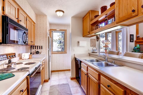 Condo, 2 Bedrooms (Evergreen, w/Loft) | Private kitchen | Fridge, microwave, coffee/tea maker