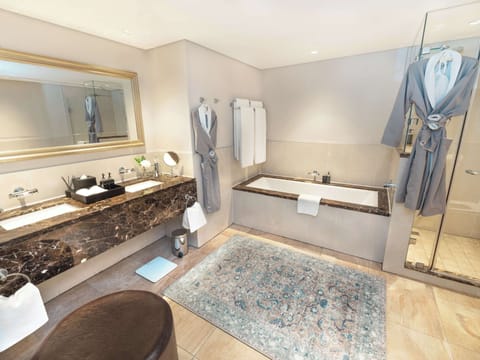 Executive Suite | Bathroom | Separate tub and shower, deep soaking tub, free toiletries, hair dryer