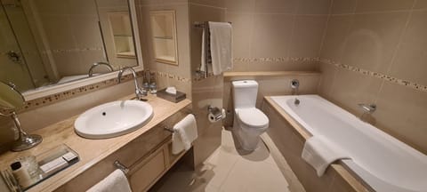 Executive Room | Bathroom | Separate tub and shower, deep soaking tub, free toiletries, hair dryer