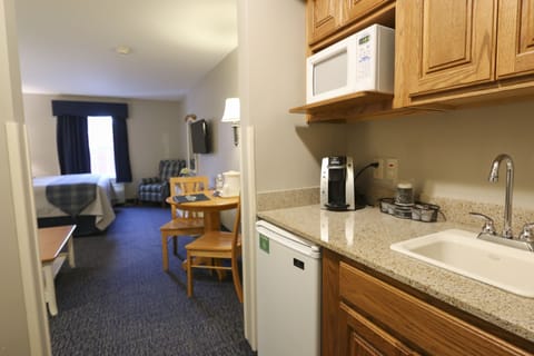 Deluxe Room, 1 King Bed with Sofa bed | Private kitchenette | Fridge, microwave, coffee/tea maker