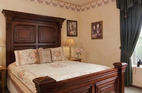 Suite, Private Bathroom (Meyers/Emerson Suite) | Premium bedding, desk, laptop workspace, iron/ironing board