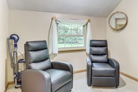 Sitting Area w/ Recliners