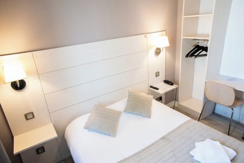 Double Room | Soundproofing, iron/ironing board, free WiFi, bed sheets