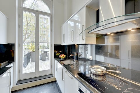 Knightsbridge Suite, Three Bedroom Apartment with Terrace | Private kitchen | Full-size fridge, microwave, oven, stovetop