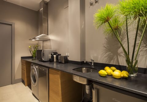 Studio | Private kitchenette | Fridge, microwave, stovetop, coffee/tea maker