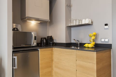 Studio, Balcony | Private kitchen | Fridge, microwave, stovetop, coffee/tea maker