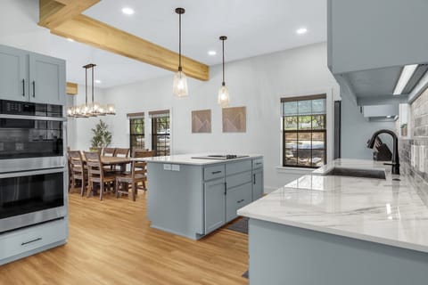 Large center island for preparing meals