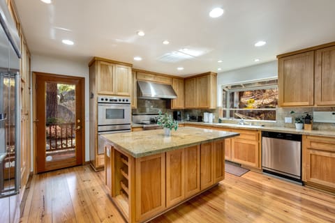 House, 5 Bedrooms | Private kitchen | Fridge, oven, coffee/tea maker, toaster