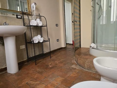 Standard Double Room | Bathroom