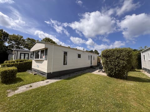 Front with garden of ZP 340 - Camping de Zandput