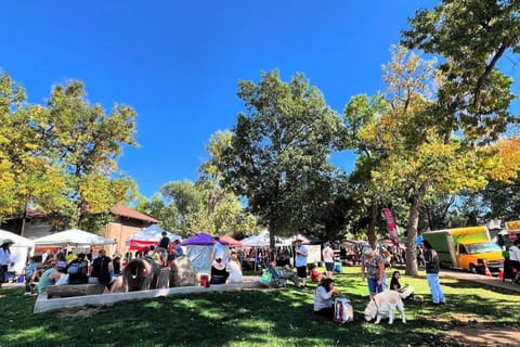 Bancroft Park’s lively farmers market is just a short stroll away, immerse yourself in the vibrant local scene with fresh produce, artisan goods, live music, and food trucks. It’s the perfect weekend outing right in the heart of Old Colorado City.