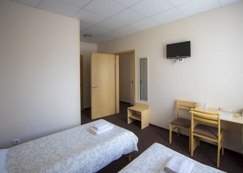 Twin Room | In-room safe, desk, iron/ironing board, free WiFi