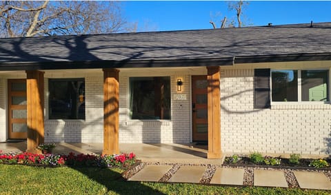 Welcome to your home away from home. Centrally located in Old Downtown. 