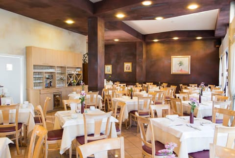 Breakfast, lunch, dinner served; Italian cuisine 