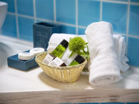 Suite (Elegance) | Bathroom amenities | Shower, free toiletries, hair dryer, bidet