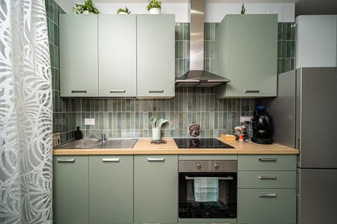 Full-size fridge, microwave, oven, stovetop