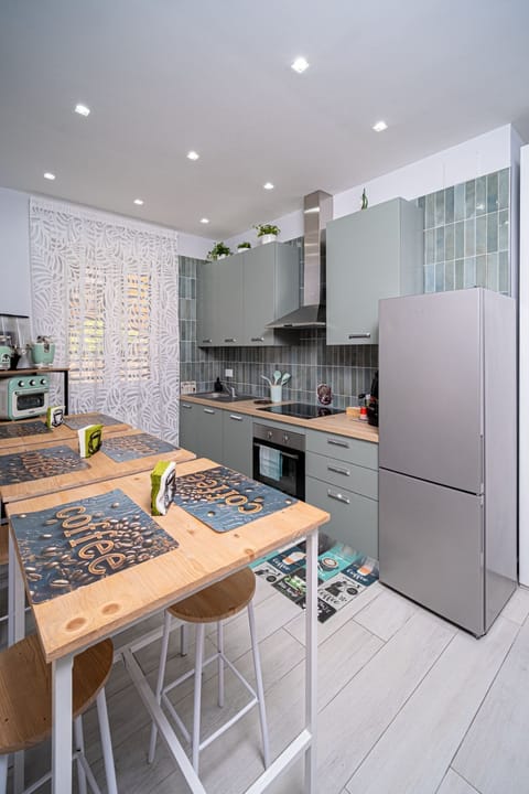 Full-size fridge, microwave, oven, stovetop