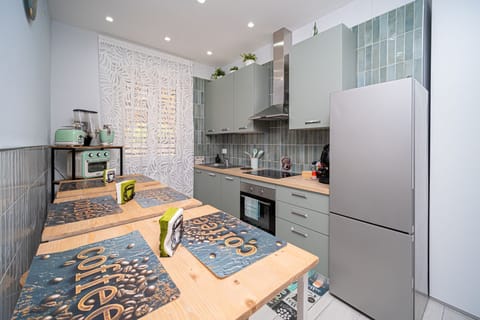 Full-size fridge, microwave, oven, stovetop