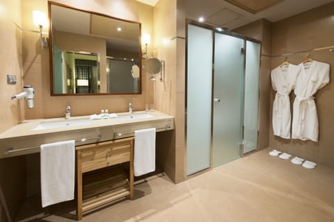 Suite | Bathroom | Combined shower/tub, free toiletries, hair dryer, bidet