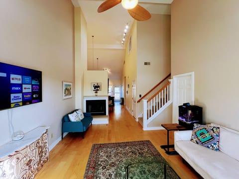 Top floor condo, 20ft ceilings, 5min walk to downtown, nemo next to your couch!