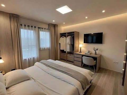 Classic Double Room | In-room safe, desk, soundproofing, free WiFi