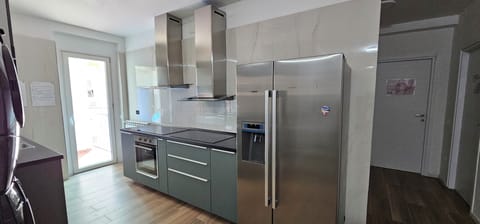 Full-size fridge, microwave, oven, stovetop