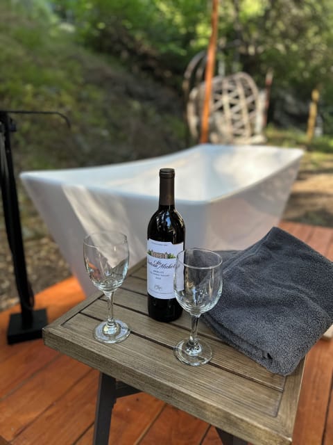 Relax in the soaking tub under the stars in the private yard. 