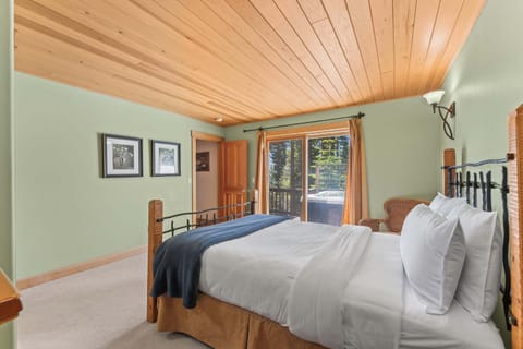 Bedroom 4: Queen bed, lower floor, en-suite bathroom