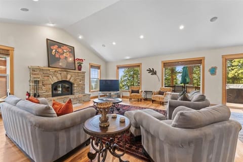 Living room 1: Main floor, Wood fireplace, Smart TV, ample seating