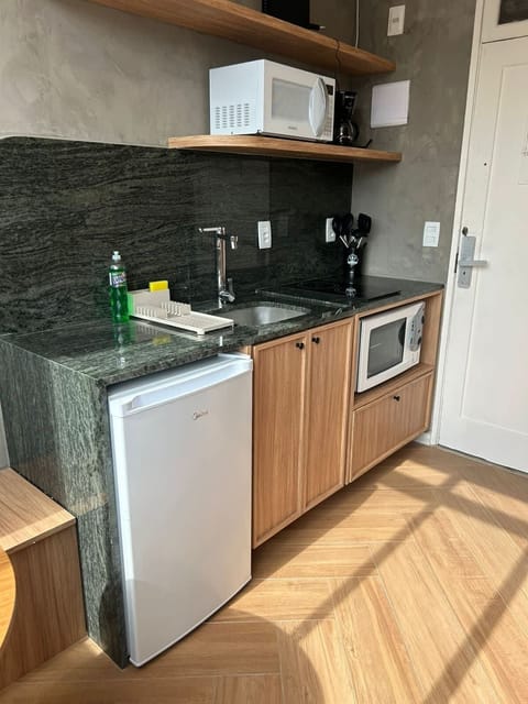 Induction stove, electric grill oven, microwave, sandwich maker, drinkable filtered water, mini-refrigerator, new kitchenware.