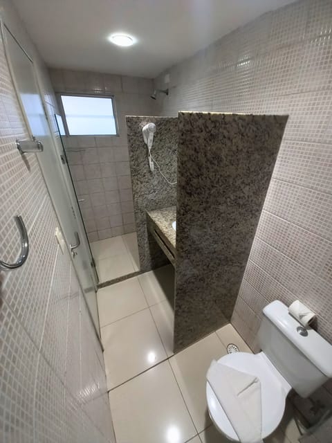 Apartamento Econômico | Bathroom | Shower, free toiletries, towels