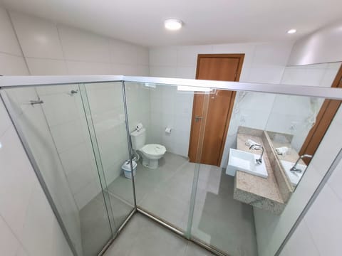 Família | Bathroom | Shower, free toiletries, towels