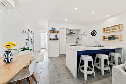 Deluxe Apartment, 2 Bedrooms, Pool View | Private kitchen