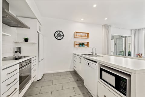 Deluxe Apartment, 2 Bedrooms, Pool View | Private kitchen