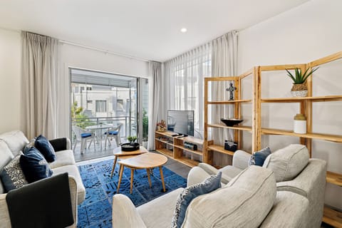 Deluxe Apartment, 2 Bedrooms, Pool View | Living area