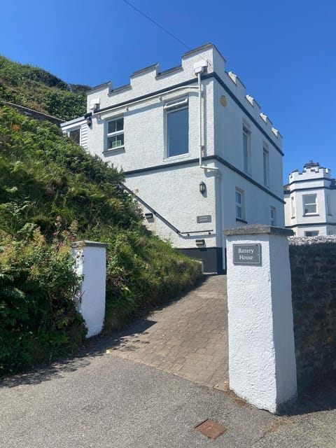 The Gatehouse Apartment overlooks the beach in Portreath