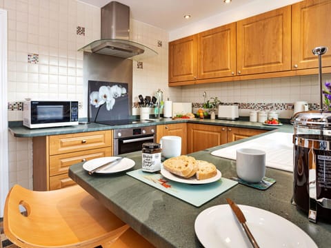 Kitchen, Kitchen Appliance, Countertop, Major Appliance, Furniture, Cabinetry, Interior Design, Flooring, Small Appliance, Kitchen Stove