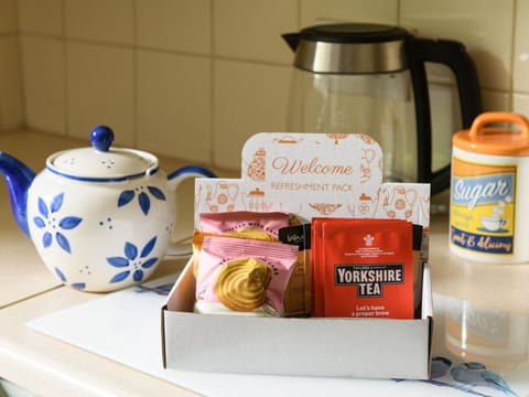 Tableware, Serveware, Cup, Food, Teapot, Drinkware, Coffee Cup, Dishware