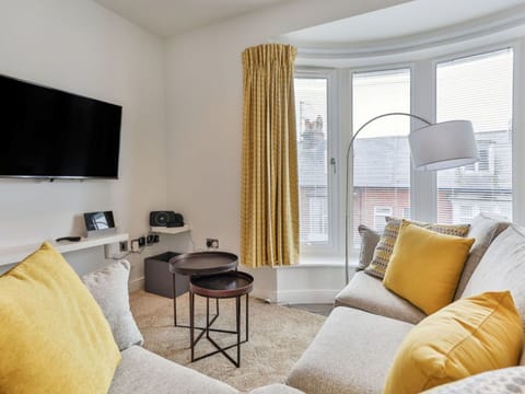 Shade, Mountain Range, Outdoor Structure, Eco Hotel, Deck, Outdoor Furniture, Garden, Chair, Landscaping, Hardwood