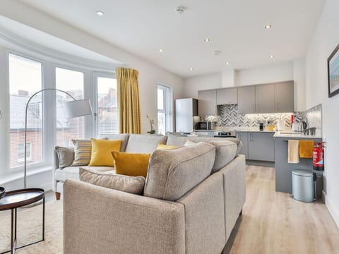 Shade, Mountain Range, Outdoor Structure, Eco Hotel, Deck, Outdoor Furniture, Garden, Chair, Landscaping, Hardwood