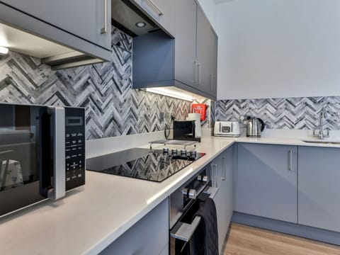 Shade, Mountain Range, Outdoor Structure, Eco Hotel, Deck, Outdoor Furniture, Garden, Chair, Landscaping, Hardwood