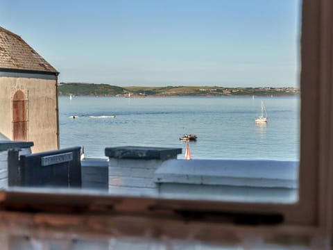 Waterway, Horizon, Sea, Coastal And Oceanic Landforms, Ocean, Coast, Lake, Sound, Boat, Watercraft