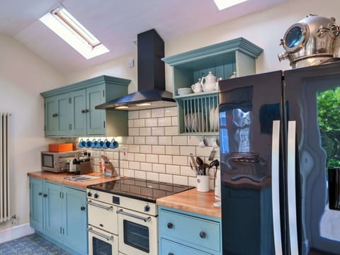 Kitchen, Kitchen Appliance, Major Appliance, Interior Design, Kitchen Stove, Wood, Cabinetry, Furniture, Flooring, Stove